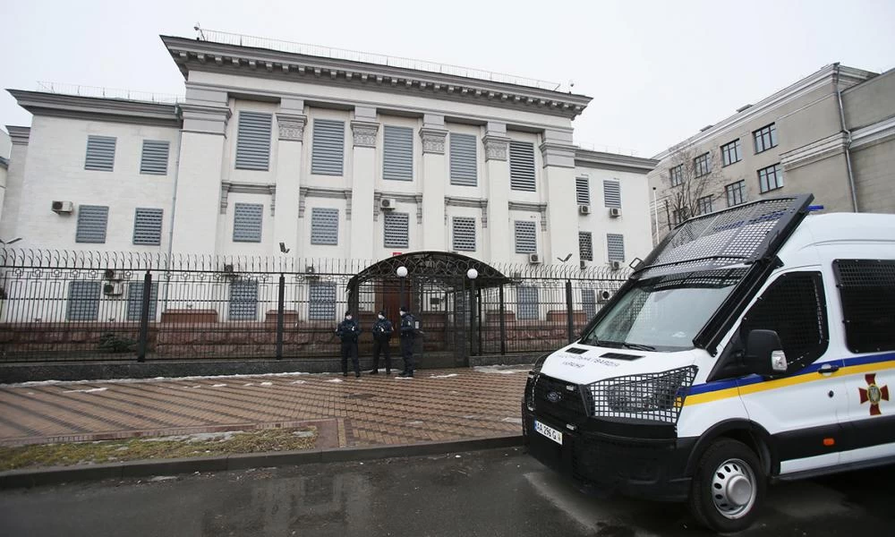 Η ρωσική πρεσβεία στο Κίεβο κατέβασε τις σημαίες της
